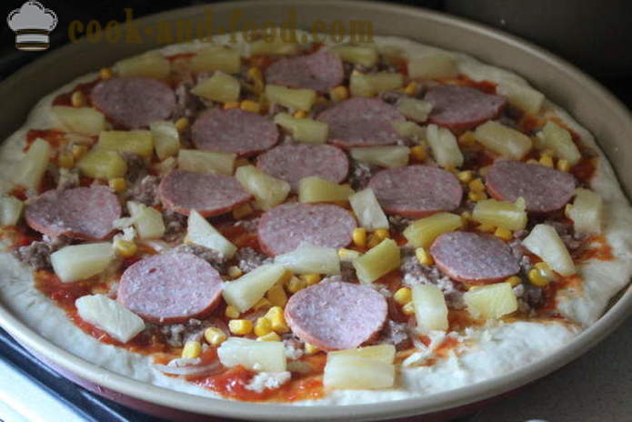 Pärmi pitsa liha ja juustu kodus - samm-sammult fotode pizza retsept hakkliha ahjus