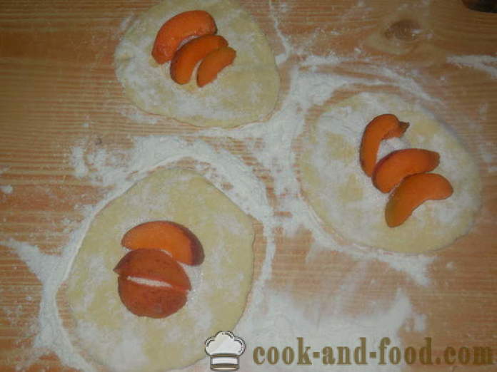 Koogid alates kodujuust tainas aprikoosidega pannil - kuidas teha koogid aprikoosid, samm-sammult retsept fotod