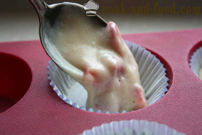 Omatehtud muffinseid jogurt maasikatega - kuidas kokk kuklid silikoonist hallitusseened, samm-sammult retsept fotod