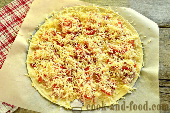 Pizza Puff lehttaignas peekoni ja pipar - kuidas valmistada hapnemata pitsa taigen, samm-sammult retsept fotod