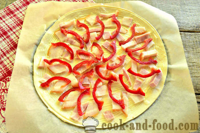 Pizza Puff lehttaignas peekoni ja pipar - kuidas valmistada hapnemata pitsa taigen, samm-sammult retsept fotod