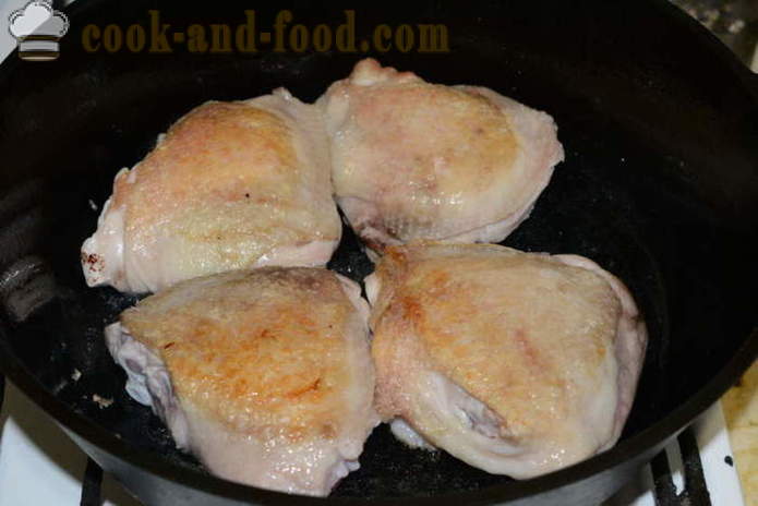 Kana reied hautatud sibul, porgand ja hapukurgid - kuidas kokk maitsev kana reie- pannil koos samm-sammult retsept fotod