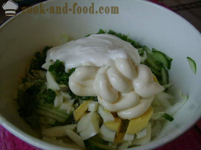 Salat hiina kapsas, kurk, muna ja roheline sibul - kuidas kokk maitsev salat hiina kapsas, samm-sammult retsept fotod