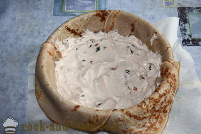 Omatehtud pannkooke kook ricotta juustu ja ülaosaga koos vahukoorega