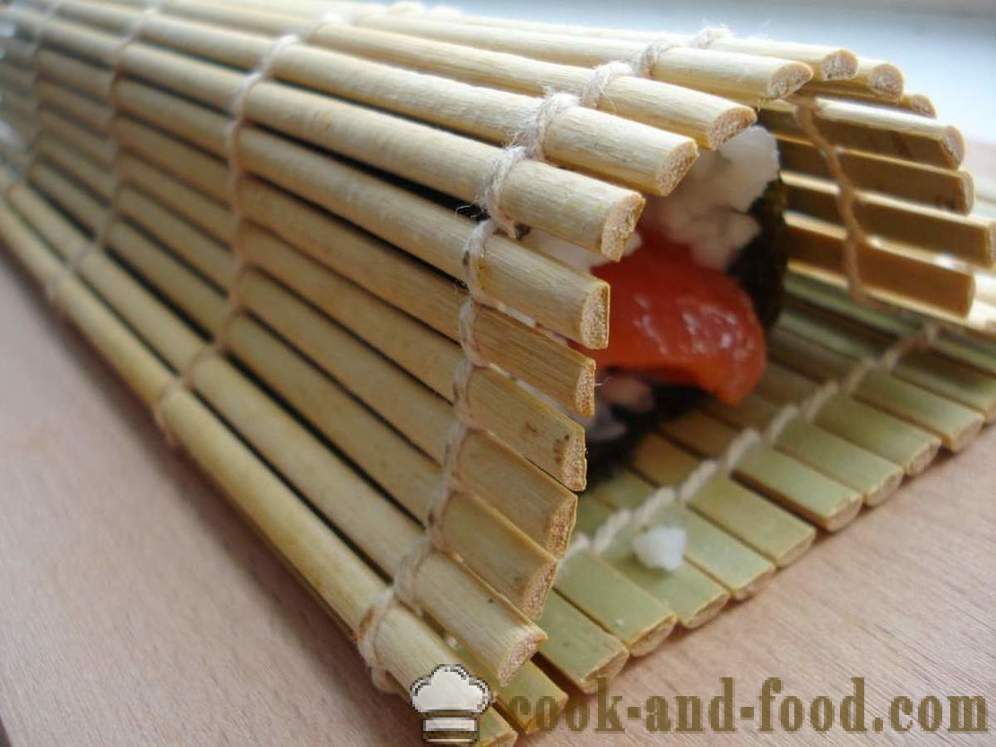 Sushi rullides riisi ja punase kala - kuidas kokk sushi rullides kodus, samm-sammult retsept fotod