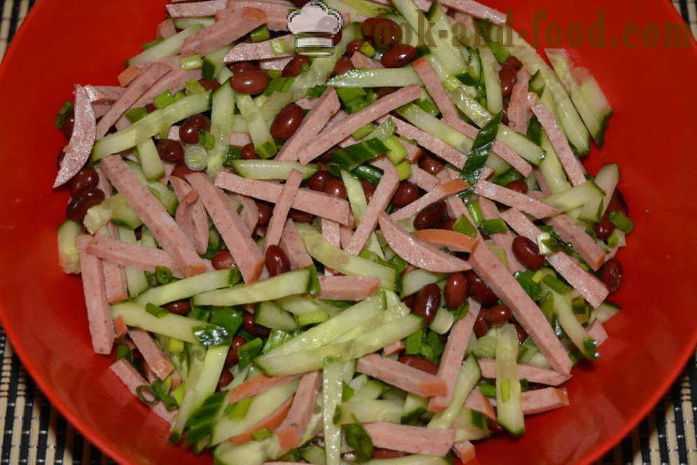 Salat punased oad ja konserveeritud vorsti - Kuidas valmistada salat ubade ja suitsuvorst, samm-sammult retsept fotod