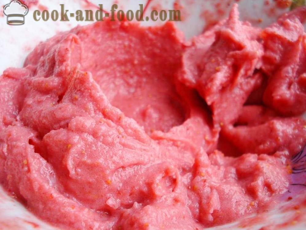 Kreemjas maasika jäätist külmutatud puu- ja kondenspiim - kuidas teha kiire omatehtud jäätis maasikatega, samm-sammult retsept fotod