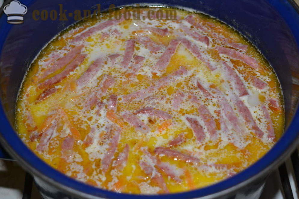 Juust supp sulatatud juust, pasta ja vorsti - kuidas kokk juustu supp sulatatud juust, samm-sammult retsept fotod