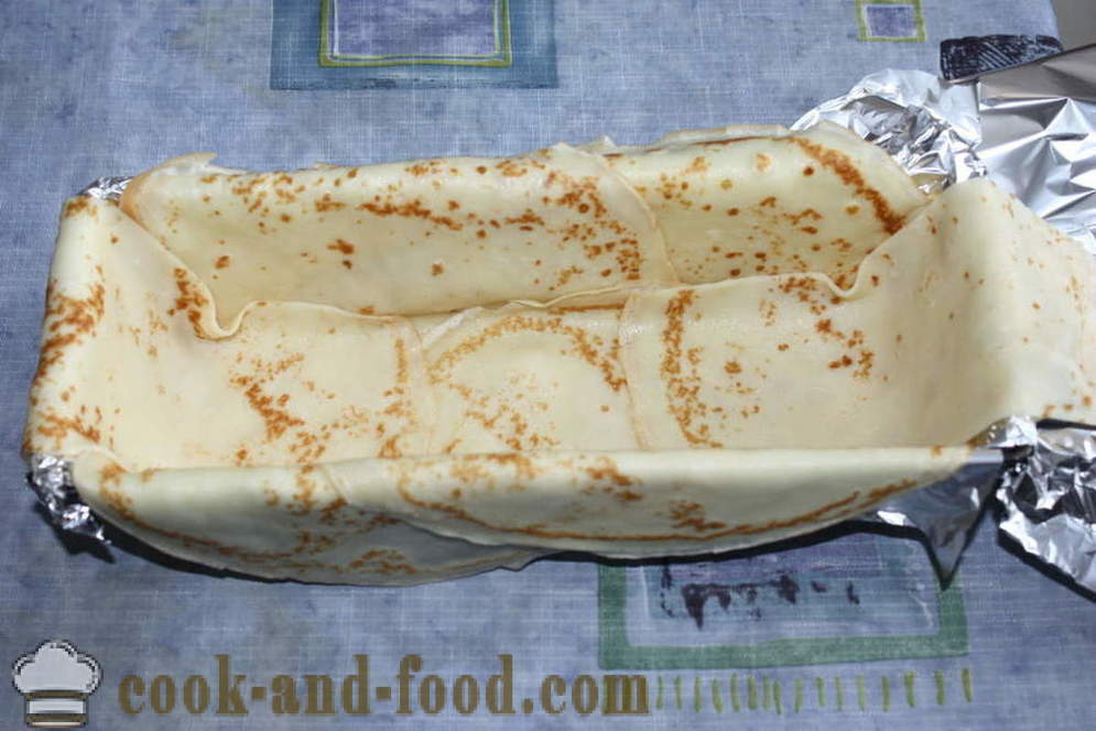 Pannkook pirukas seente, juustu ja köögivilja ahjus - samm-sammult, kuidas kokk pannkook koogi retsepti foto
