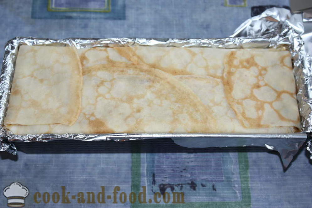Pannkook pirukas seente, juustu ja köögivilja ahjus - samm-sammult, kuidas kokk pannkook koogi retsepti foto