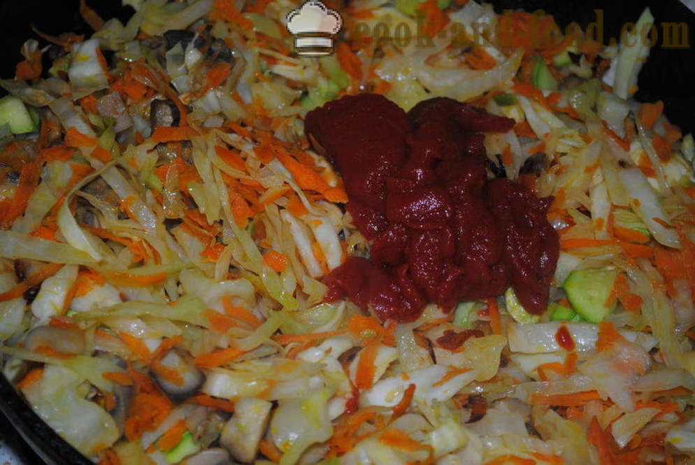 Hautatud kapsas, seened ja tomatipasta pannil - kuidas kokk maitsev hautis kapsas, samm-sammult retsept fotod