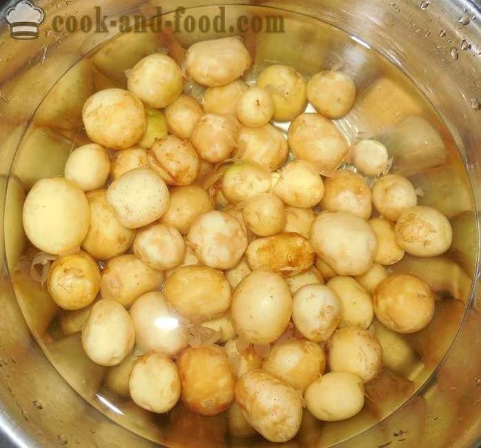 Väike uus kartulid röstitud kogu pannil küüslaugu ja tilli - kuidas puhastada ja süüa väike värske kartul, retsepti foto