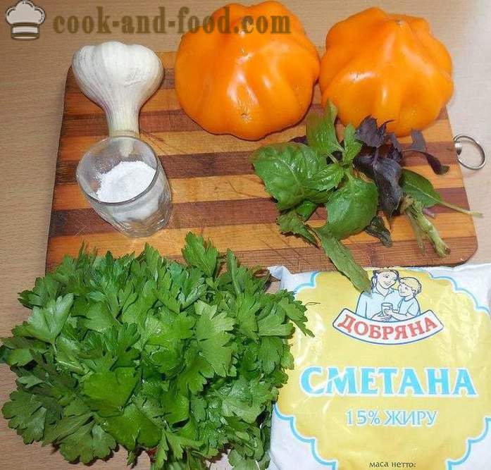 Lihtne ja maitsev salat värskete tomatite hapukoore, küüslaugu ja basiilikuga - kuidas kokk tomatisalat - retsept fotodega - samm-sammult