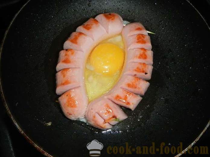 Maitsev ja ilus munad vorst paat hommikusöögiks - kuidas kokk praetud muna praetud muna pannil vorsti - lihtne samm-sammult retsept fotod