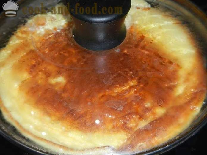 Delicious õhu omlett hapukoorega pannile - kuidas kokk munapuder juust, retsept samm-sammult fotode.
