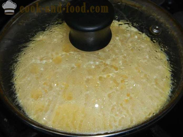 Delicious õhu omlett hapukoorega pannile - kuidas kokk munapuder juust, retsept samm-sammult fotode.