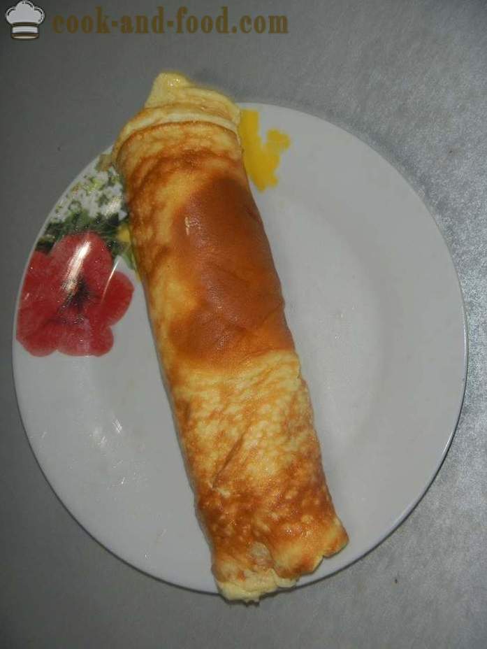 Roll omlett toorjuustu ja tuura - kuidas kokk omletny rulli täitematerjaliks, samm-sammult retsept fotod.