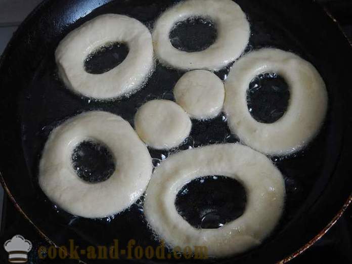 Paastuaja magus sõõrikud pärmi ja vett, praetud pannil - kui kokk sõõrikud pärmis, retsepti foto