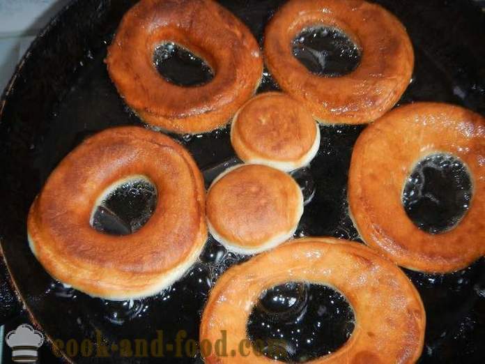 Paastuaja magus sõõrikud pärmi ja vett, praetud pannil - kui kokk sõõrikud pärmis, retsepti foto